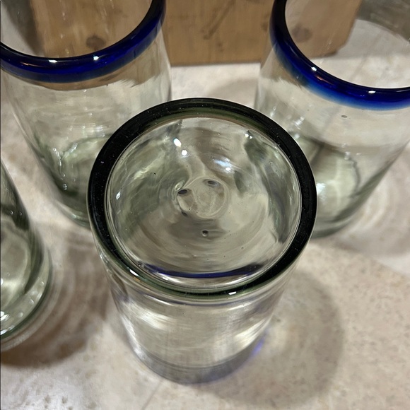 set of 4 hand-blown Mexican drinking glasses with cobalt blue rims - Picture 6 of 7